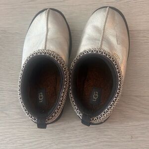 Ugg TAzz Silver Leather Kids Size 4